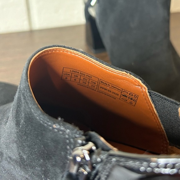 Vionic Suede and Patent Leather Block Heeled Shortie Boot, size 8. - Picture 3 of 5